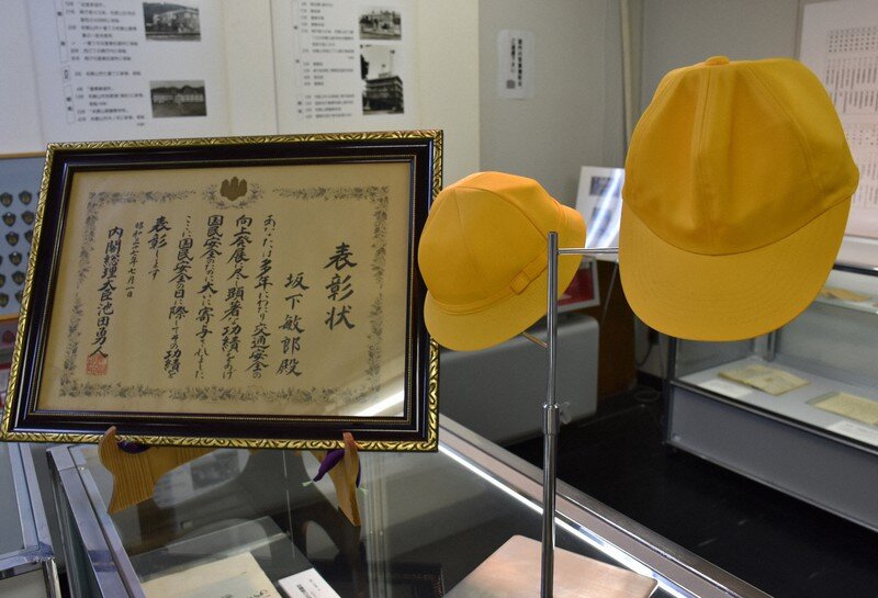 Грамота, полученная Сакаситой Тосиро, и жёлтые головные уборы-прототипы хранятся в архиве полицейской академии префектуры Вакаяма 