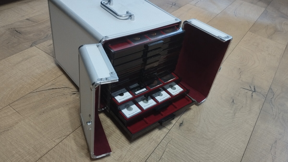 Кофр с планшетами и капсулами