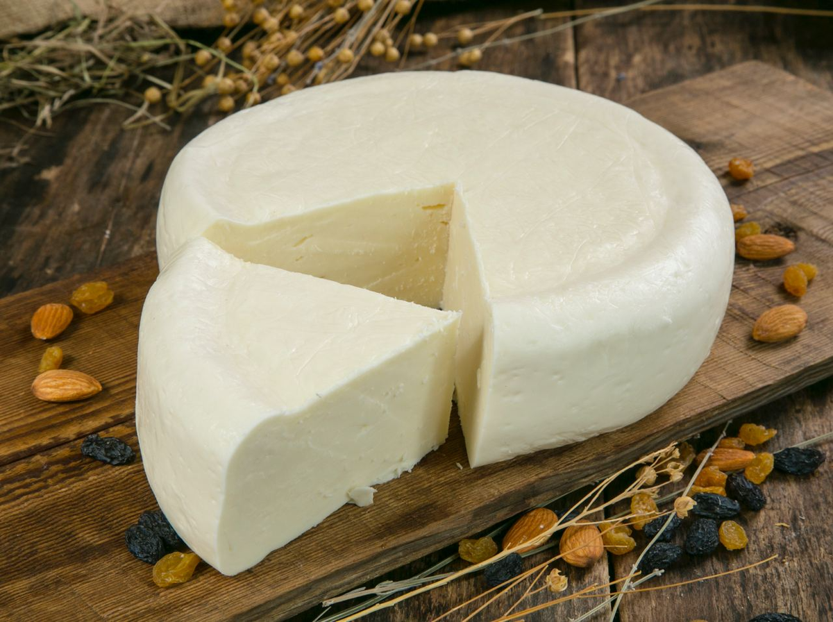 Купить сыры вкусные. Сыр сулугуни. Сыр сулугуни рассольный. Грузинский сыр сулугуни. Сулугуни рассольные сыры.