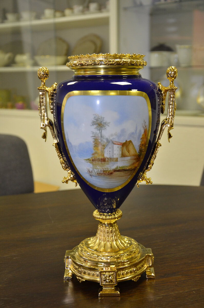 Реплика вазы 18 века. Фарфор, кобальт, позолоченная бронза, ручная роспись.