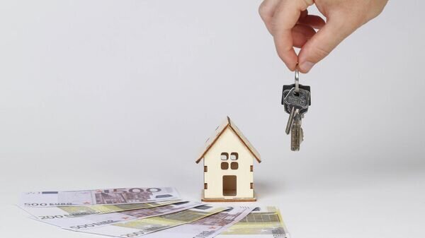    CC BY 2.0 / Marco Verch Professional Photographer / Hand holding keys and tiny wooden house with Euro banknotes