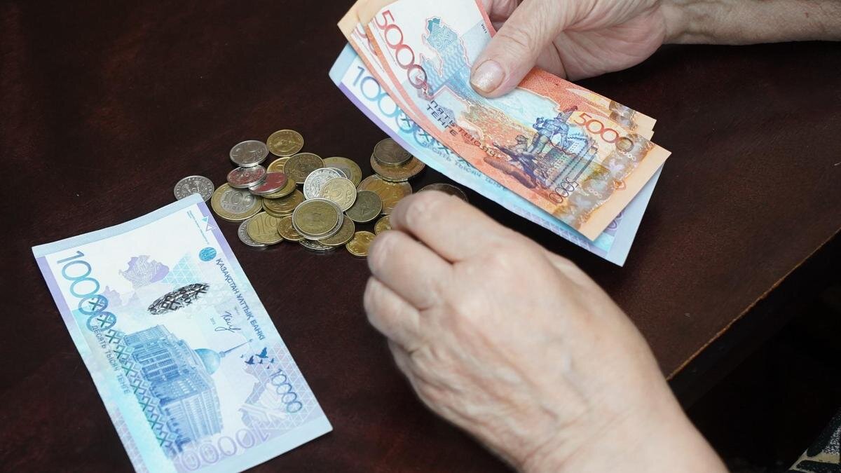    Женщина считает деньги:NUR.KZ/Владимир Третьяков