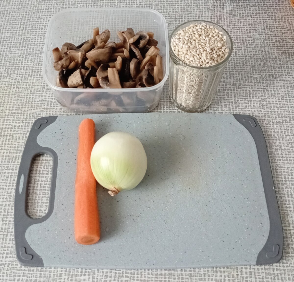 Ингредиенты - проще не бывает. Лук, морковь, крупа перловая, отварные шампиньоны. Фото моё.