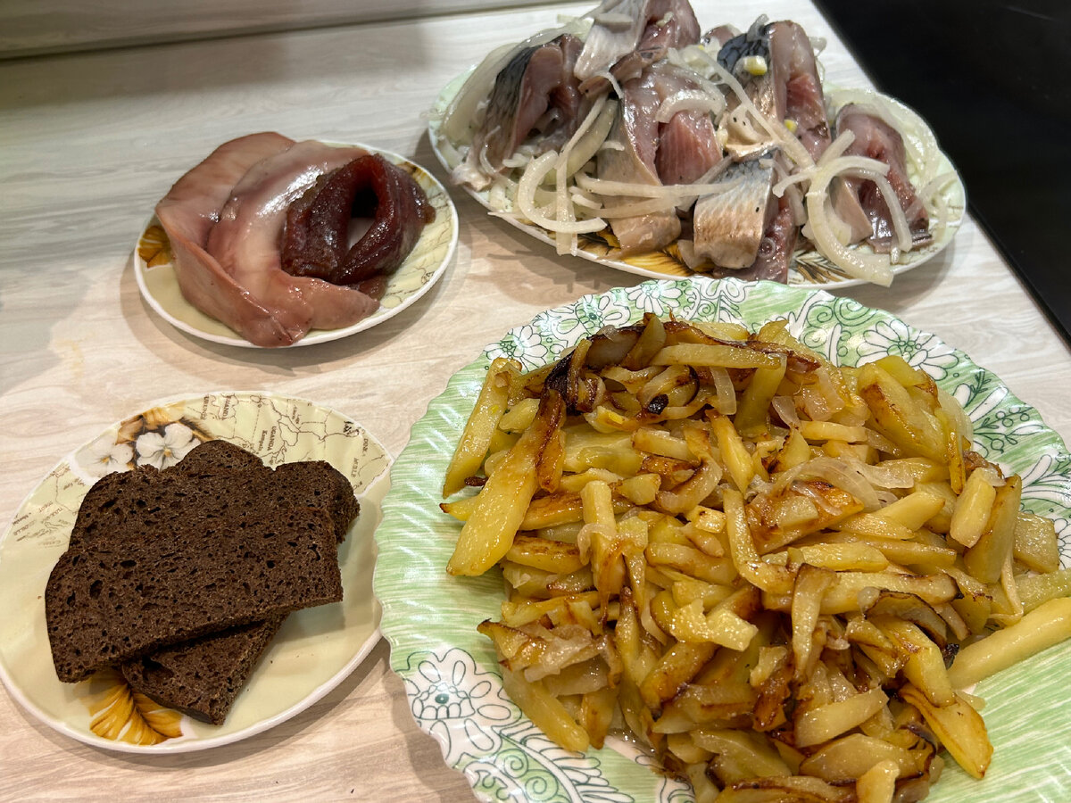 Фото автора. Домашняя селёдка, да с жареной картошкой, желаю вам вкусного ужина.