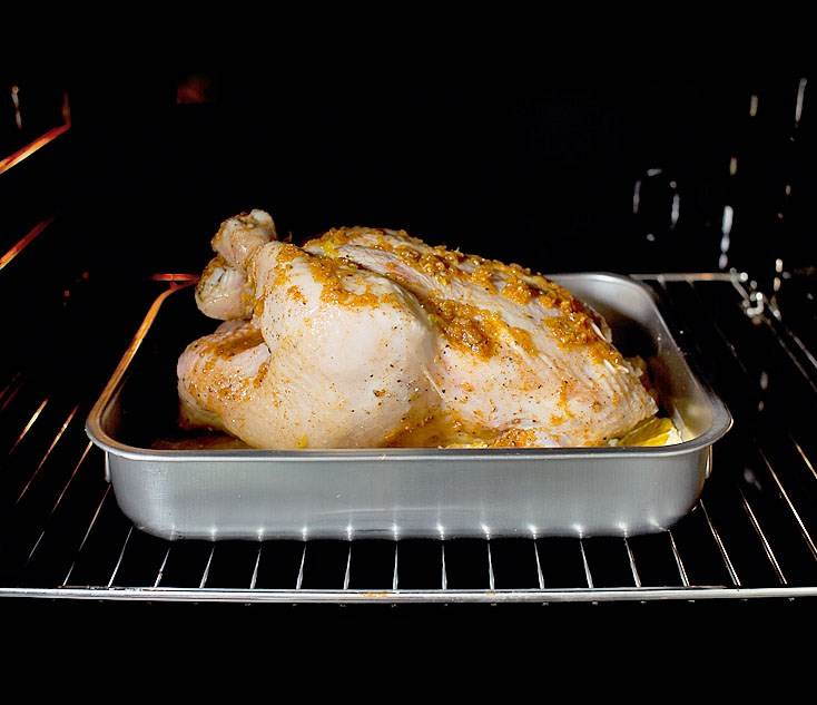 Домашняя курица мягкой и сочной. Курица в духовке. Курица запеченная в духовке. Курица в духовке на Протвине. Печёная курица в духовке.