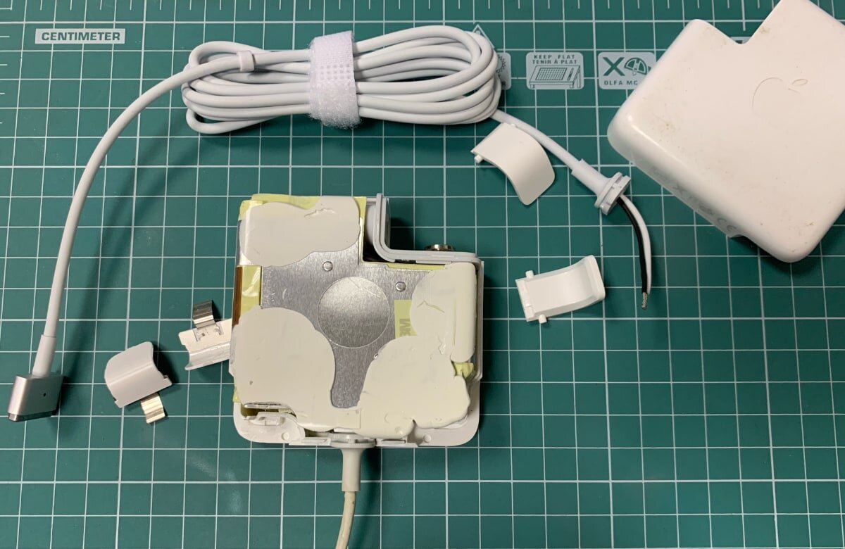 Белая штука это не клей, скорее напоминает терморезинки