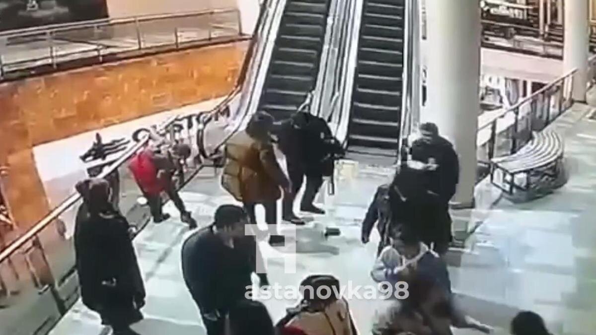    Эскалатор резко спустился в ТРЦ:t.me/astanovka98