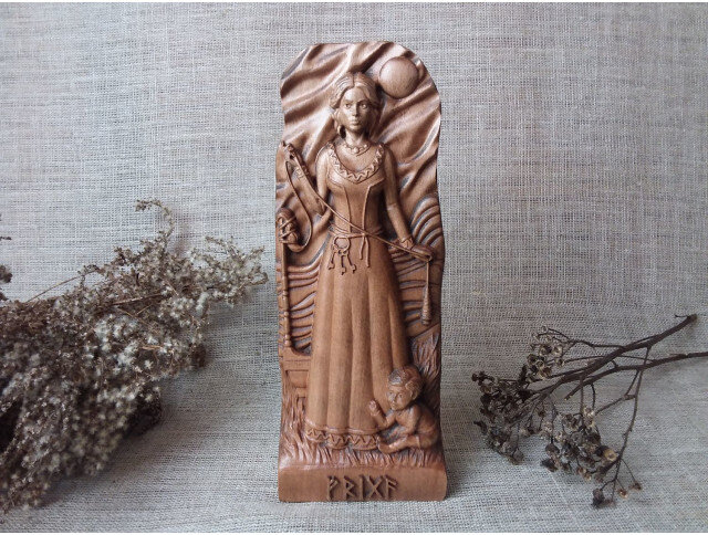 Богиня Фригг статуя