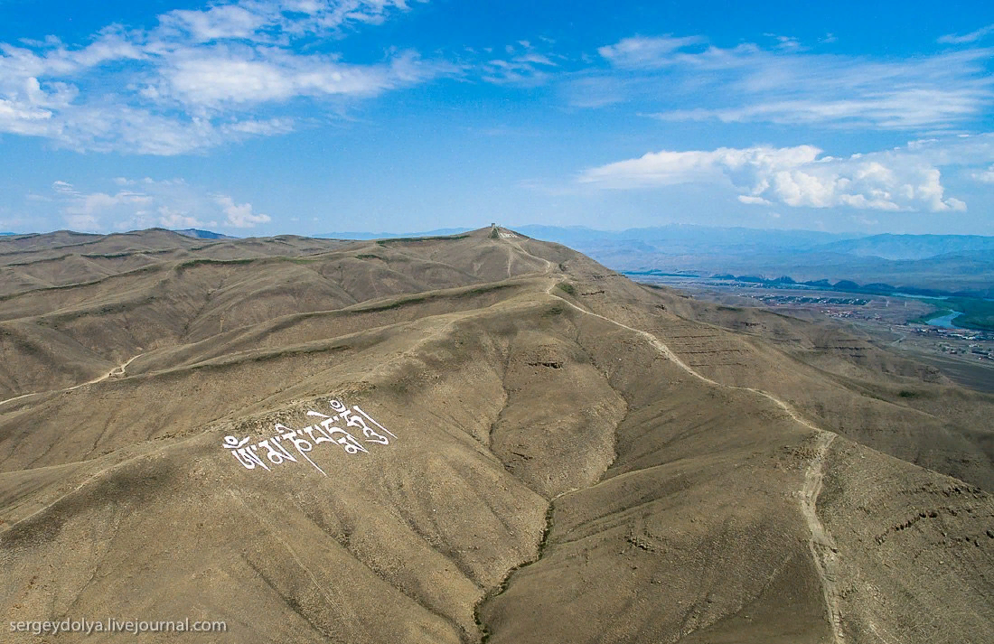 На горе в Туве камнями выложена самая большая в мире буддийская мантра «ОМ МАНИ ПАДМЕ ХУМ». Фото с сайта ru.wikipedia.org (Wikipedia® ).
