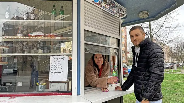 Переживая за свой любимый киоск: оператор Дана Шуновски и посетитель Максимилиан Маллон © Anh Tran