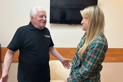    Министр Людмила Болатаева пригласила ветерана из Одинцово на Парад Победы 9 мая © Министерство социального развития Московской области