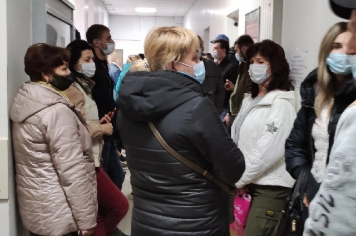    На ветру по часу: родители стоят в очередях, чтобы записать ребенка в школу