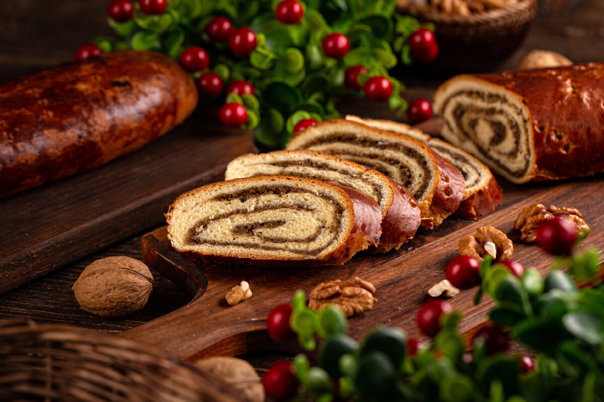 Пасхальный рулет с орехами и изюмом