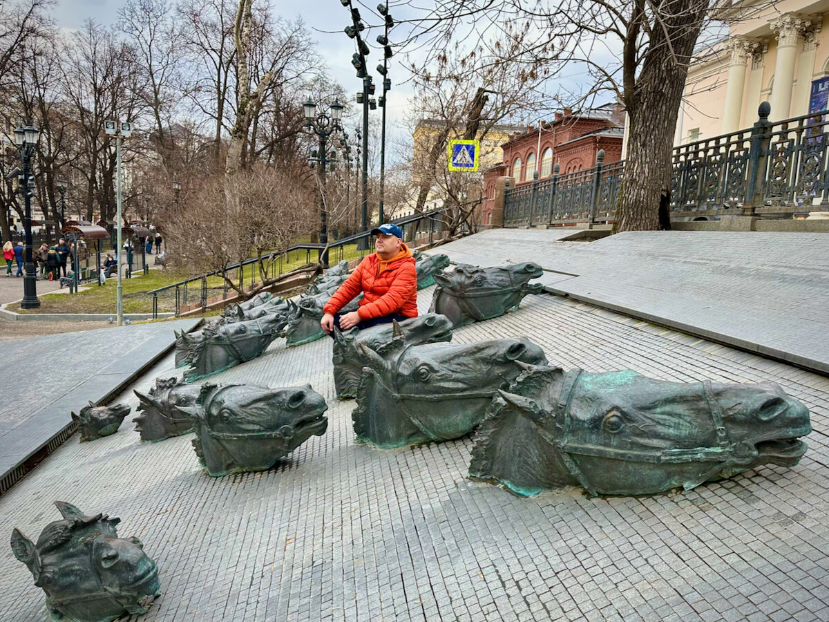 москва памятник шолохову на гоголевском бульваре