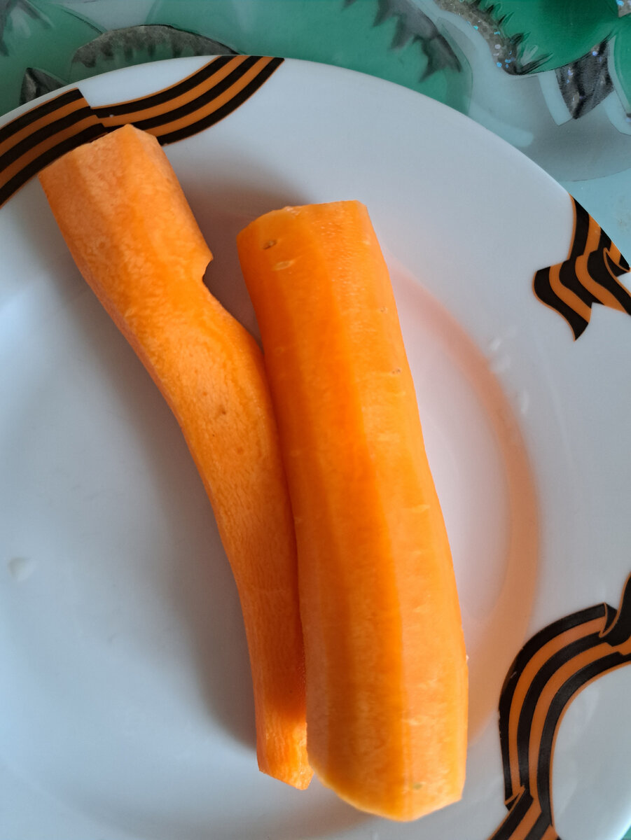 Сырая морковь.