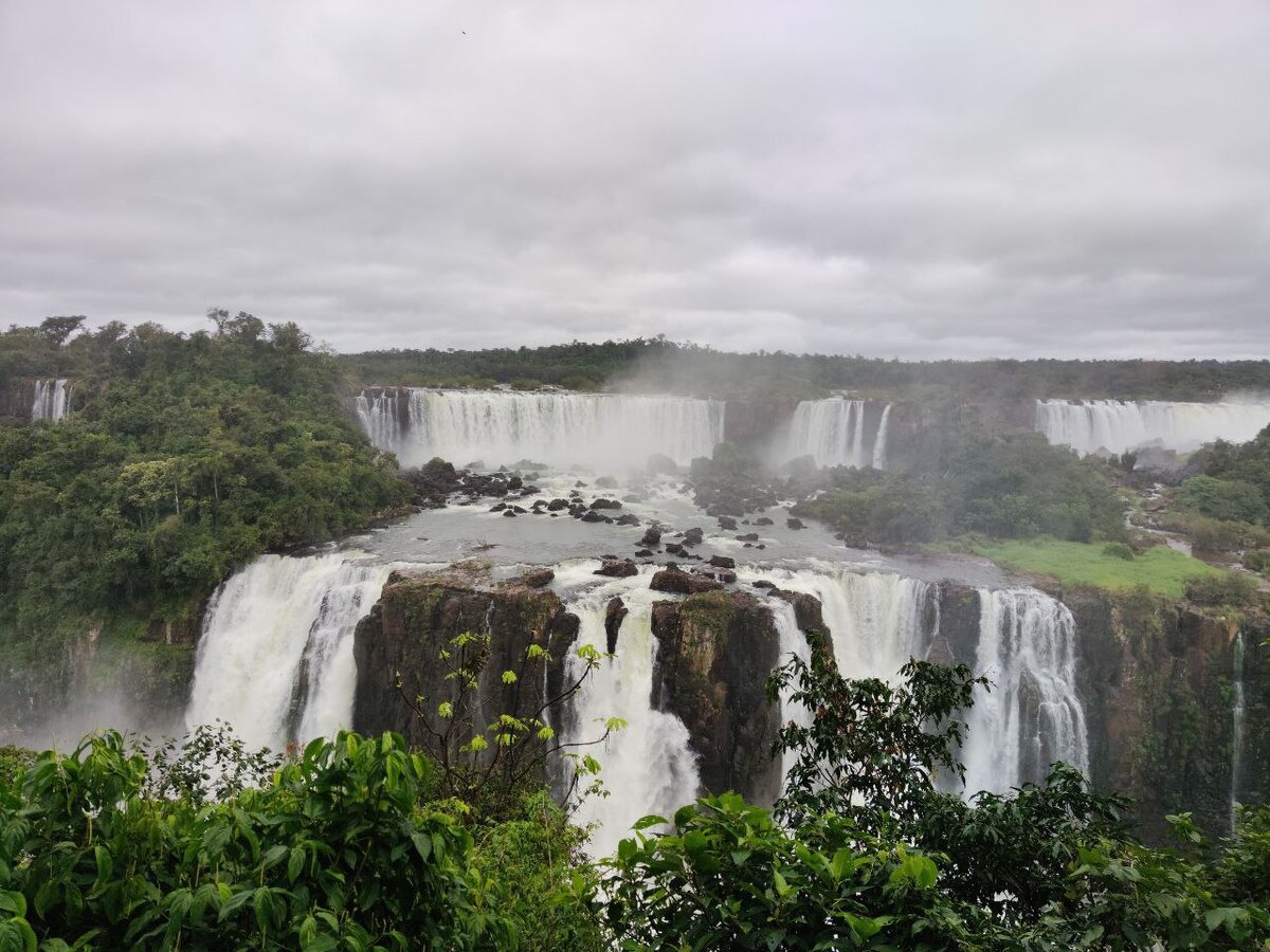 Это огромный комплекс из 275 водопадов на реке Игуасу, расположенный на границе Бразилии и Аргентины.