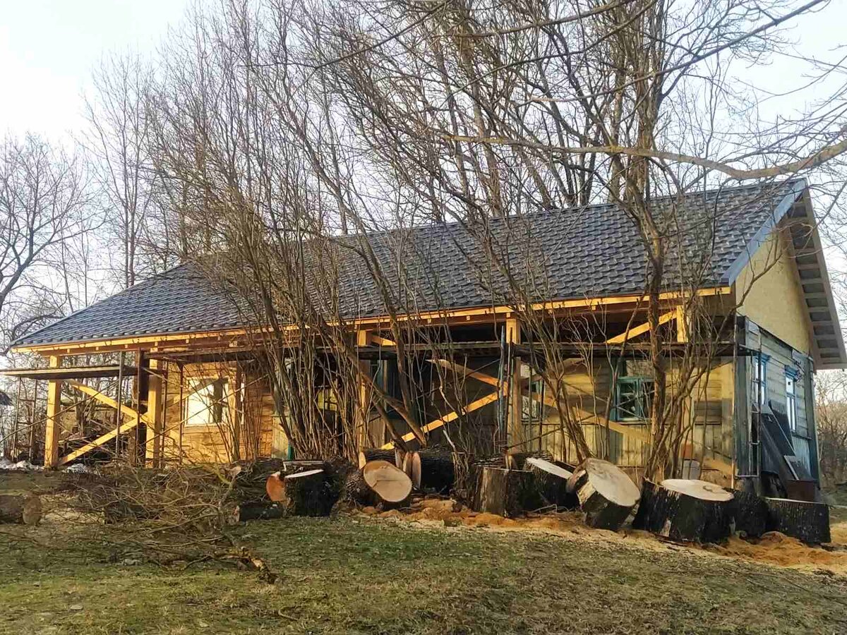 Металлочерепица. Цвет антрацит. Выглядит благородно и самодостаточно.