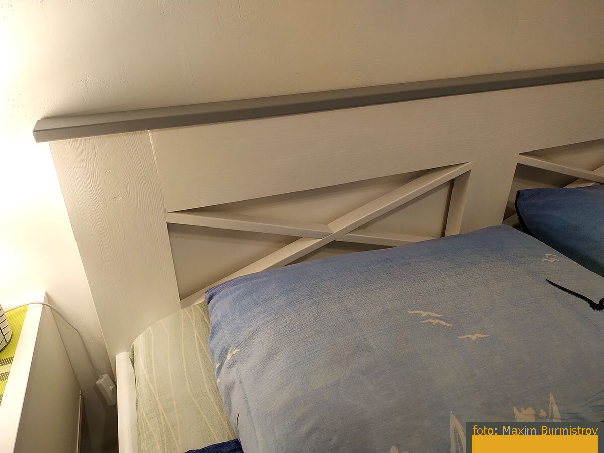 Изголовье кровати мы сделали по-крестьянски грубовато-массивным и в то же время – воздушным.