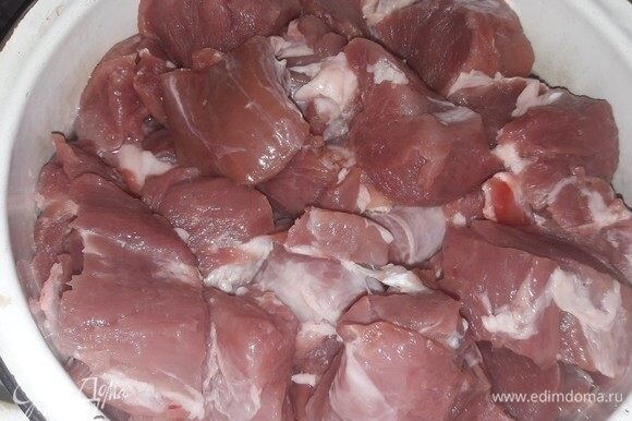 Режем мясо на куски среднего размера, заливаем плотной водой на 5–10 минут, часть воды лучше потом слить. Мясо не должно плавать в воде.