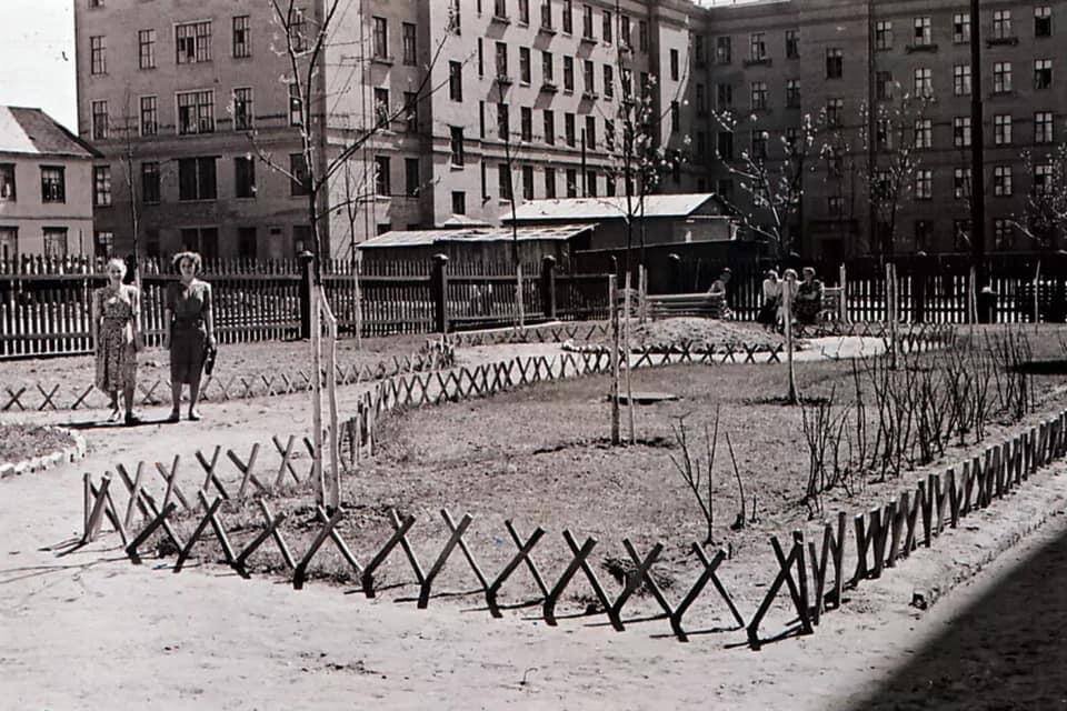 Измайловский бульвар, 13, 15. Вид со двора. Фотография 1953 г., автор — Н.В. Карташов. 