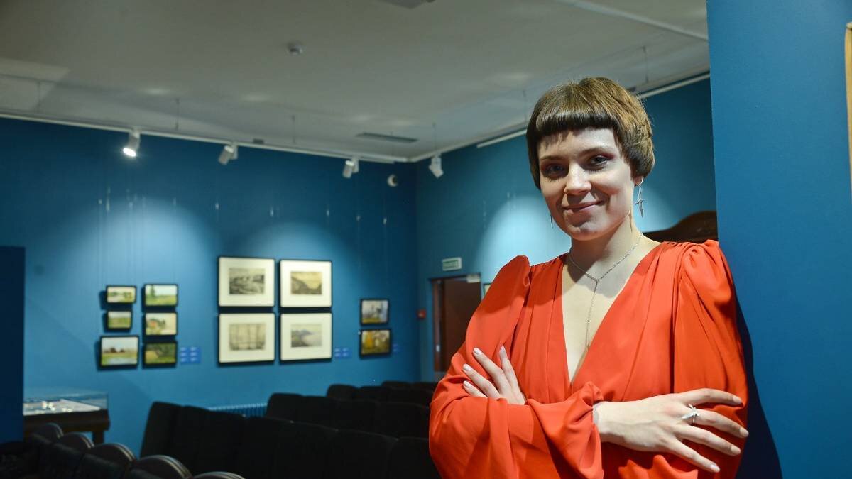    Сотрудница Государственного литературного музея София Кудрявцева осматривает временную выставку, на которой представлены произведения нескольких художников из семьи Чеховых — Марии Павловны и Сергея Михайловича / Фото: Анна Малакмадзе / Вечерняя Москва