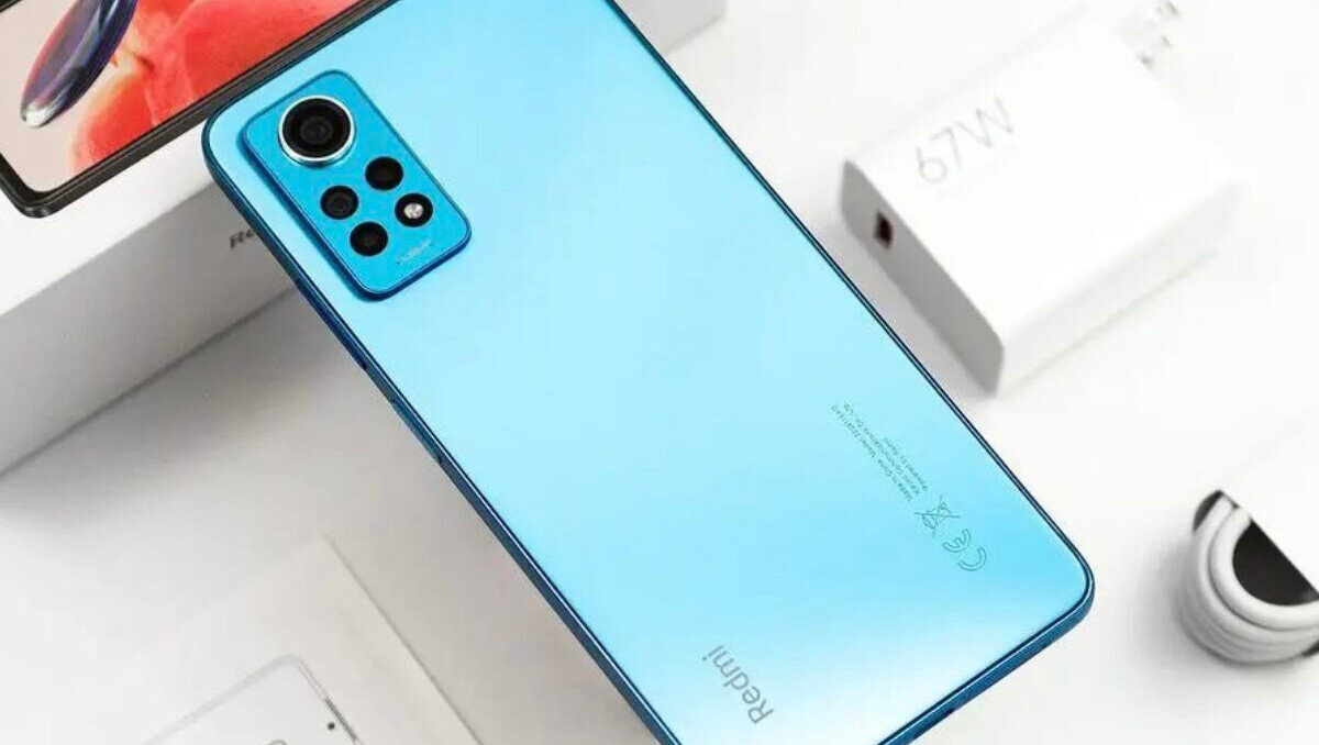 Смартфон относится к среднему ценовому сегменту