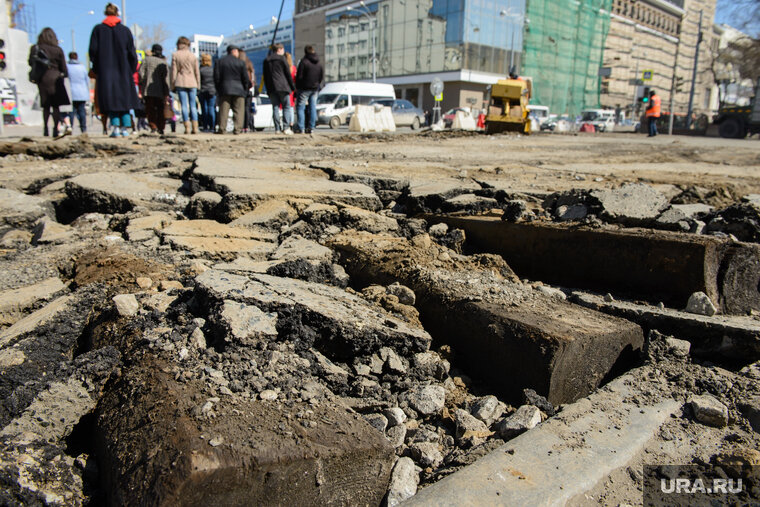    В Екатеринбурге провалилась дорога у ТЦ «Парк Хаус»