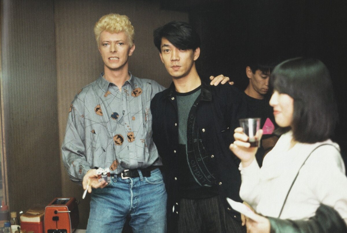 фото: https://prusetch.tumblr.com/post/676747839555158016/david-bowie-with-ryuichi-sakamoto-1983-denis