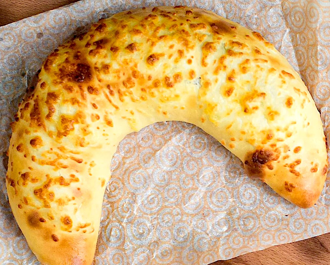 Гурули в форме полумесяца. Хачапури, которое готовят в регионе Гурия, соседнем с Аджарией. 