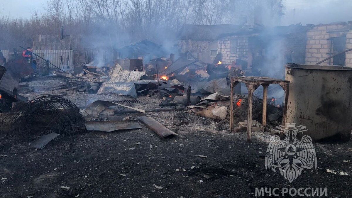    В Хвалынском районе из-за пожара пенсионеры остались без домаНовости Саратова и области – Сетевое издание «Репортер64»