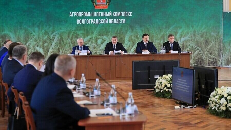     Андрей Бочаров провел заседание губернаторского Совета по вопросам развития сельских территорий и АПК в Волгоградской области. На встрече глава региона обсудил с экспертами и учеными вопросы проведения весеннего сева и задачи нового аграрного сезона.