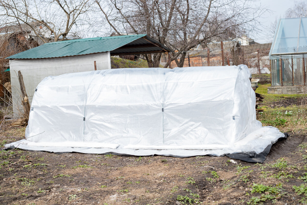    Лена построила тепличку. Счастлива :)