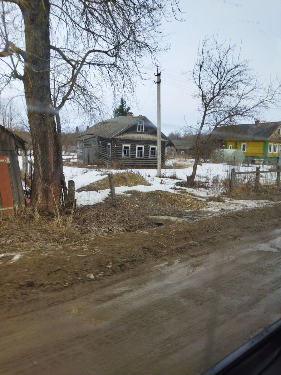 Маленький домик русская печка стол деревянный