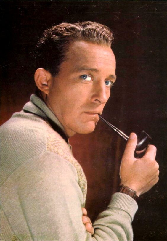 Бинг Кросби в свитере и с трубкой 