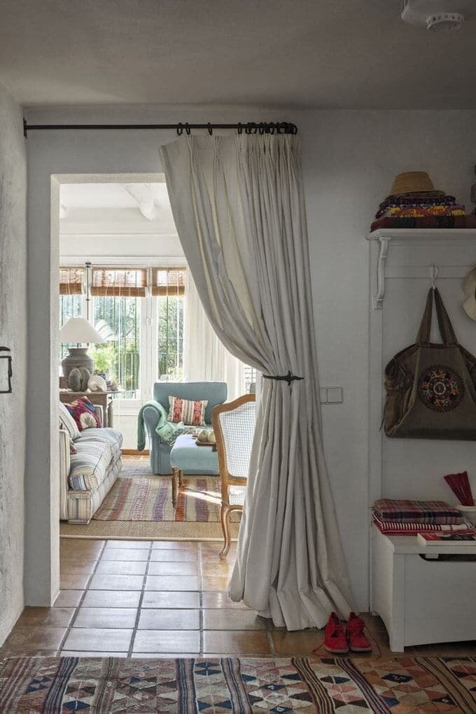 Декоративные шторы в дверной проем своими руками: идеи и способы