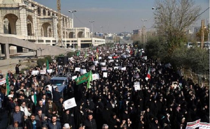 Это фото шествия в поддержку властей Ирана выдавалось азерагитпропом за «протесты иранских азербайджанцев». Источник - открытие источники сети Интернета
