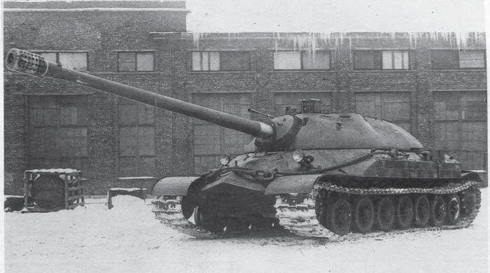 Опытный образец ИС-7 во дворе завода. 1948 г. На этой машине отсутствуют пулеметы в корме башни и зенитная установка. Источник: naukatehnika.com