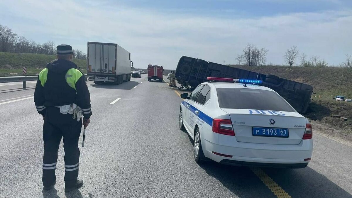     Водитель перевернувшегося на трассе М-4 «Дон» автобуса, по предварительным данным, не справился с управлением, сообщили в ГИБДД России по Ростовской области.