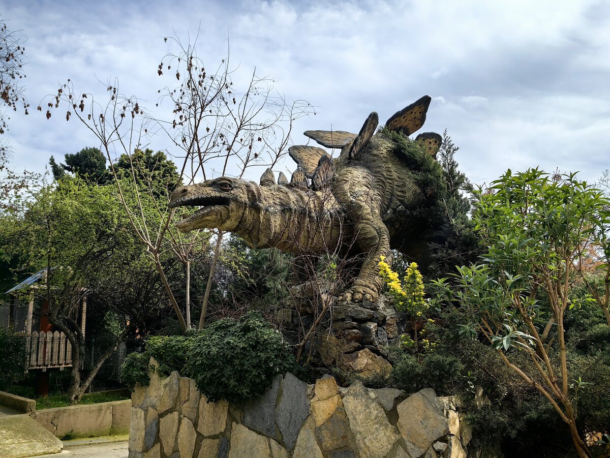 При входе в Зоопарк вас встречают динозавры