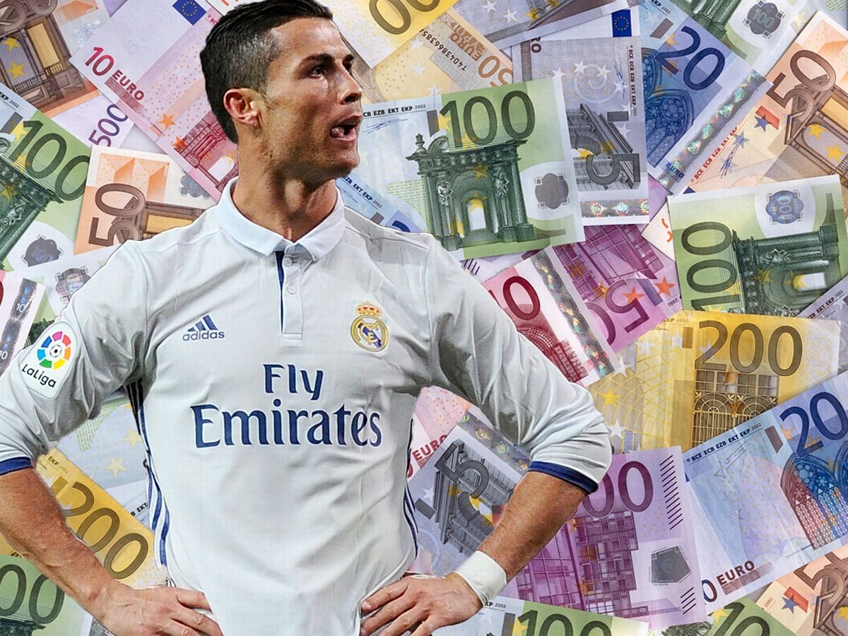 Деньги футболистов. Роналду деньги. Футболист с деньгами. Cristiano Ronaldo money. Роналдо с деньгами фото.