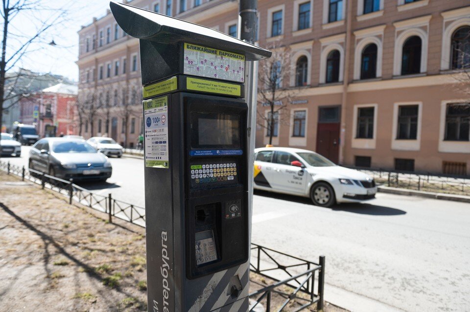     Поминутную оплату парковки со второго часа предложили ввести в ЗакСе. Юлия ПЫХАЛОВА