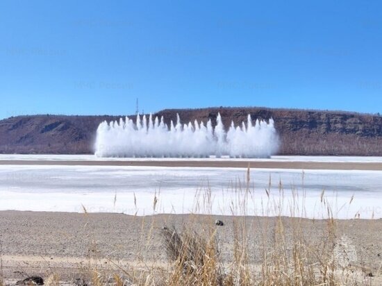     В Приамурье подрывают лед на реке Амур ФОТО: ГУ МЧС России по Амурской области