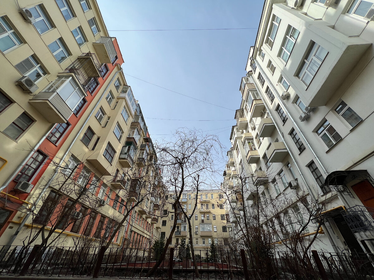 А вот и те дома, которые люди, идущие по Тверской, обычно не видят. За домом №6с1 находятся два жилых корпуса. Слева здание №6с5, справа - №6с3. Фото 2023, моё.