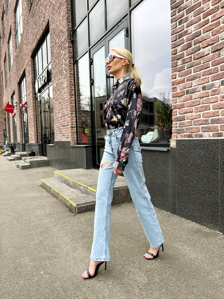 Рваные джинсы и атласная блузка