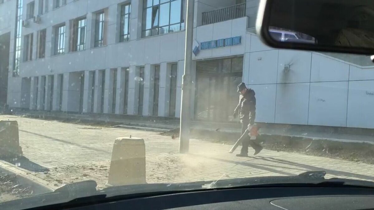 По жаркой пыльной весенней грунтовке дребезжа железом