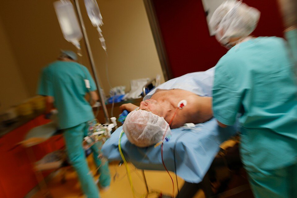     Мужчина перенес восемь операций, но сейчас врачи дают хорошие прогнозы на его счет Виктор ГУСЕЙНОВ