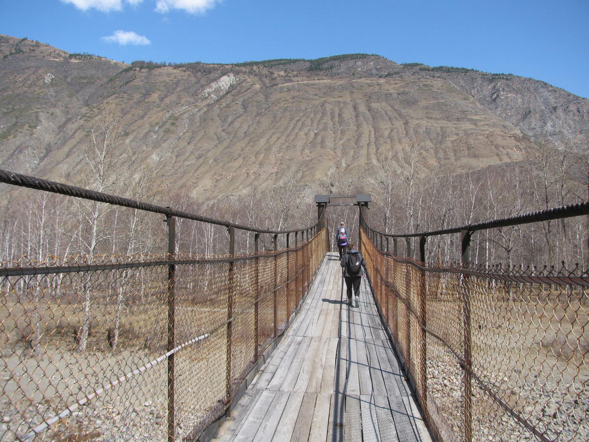Через мостик - к водопаду,