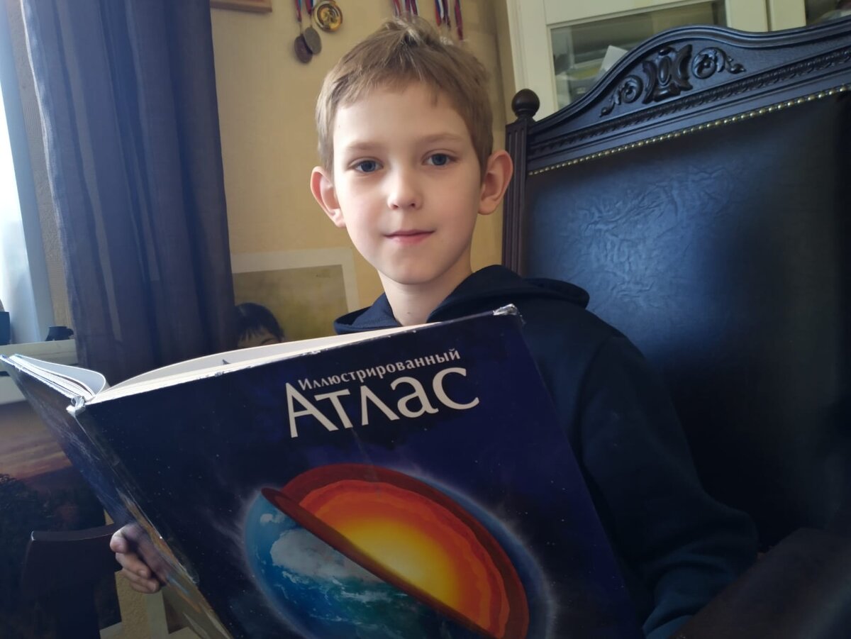 Мы любим книги с большими картинками.