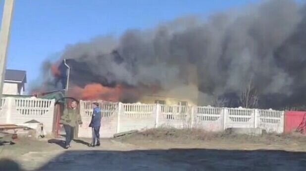     В Казани в жилом массиве Вознесенское загорелся частный двухэтажный дом. Об этом сообщили жители поселка в собственном Telegram-канале.
