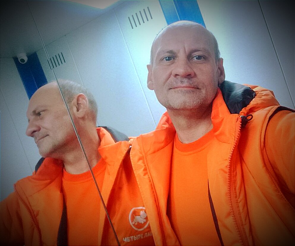 А что мне было ещё делать в лифте?